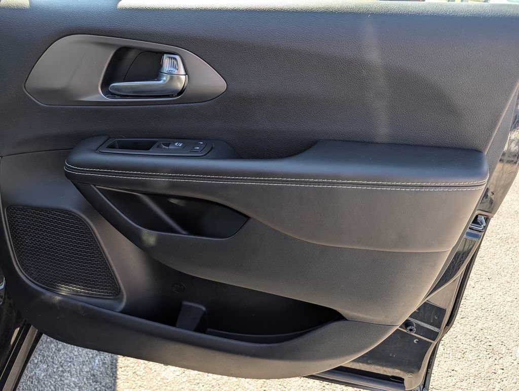 Used 2026 Chrysler Pacifica Select FWD image 32