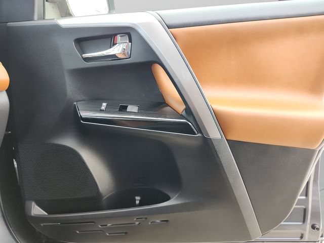 Used 2017 Toyota RAV4 Limited AWD/4WD image 32
