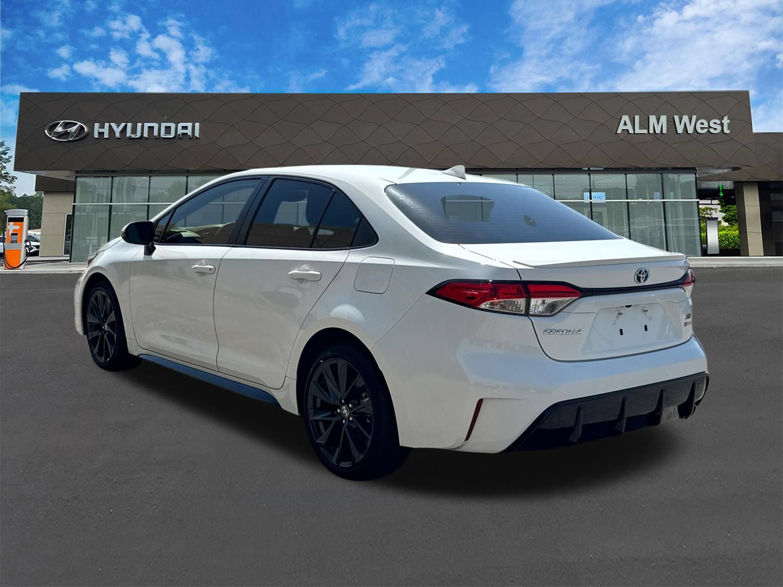 Used 2025 Toyota Corolla SE w/ Convenience Package FWD image 7