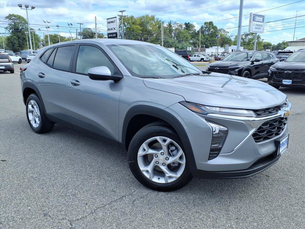 New 2026 Chevrolet Trax LS w/ LS Convenience Package FWD image 2