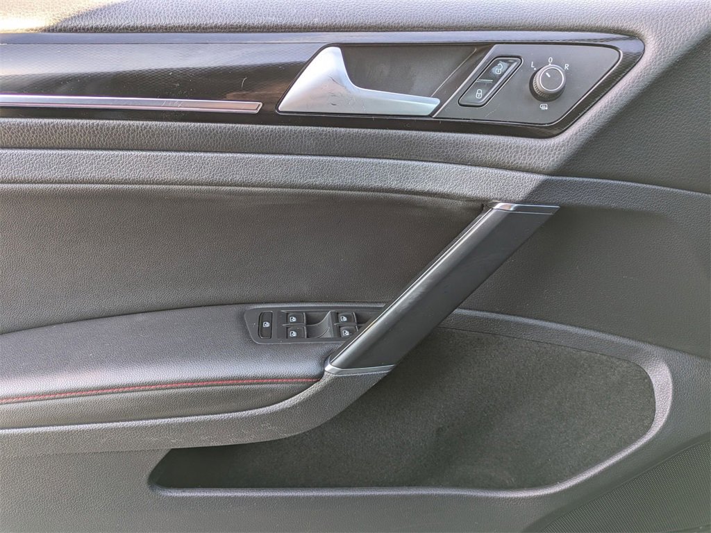 Used 2017 Volkswagen GTI SE image 10