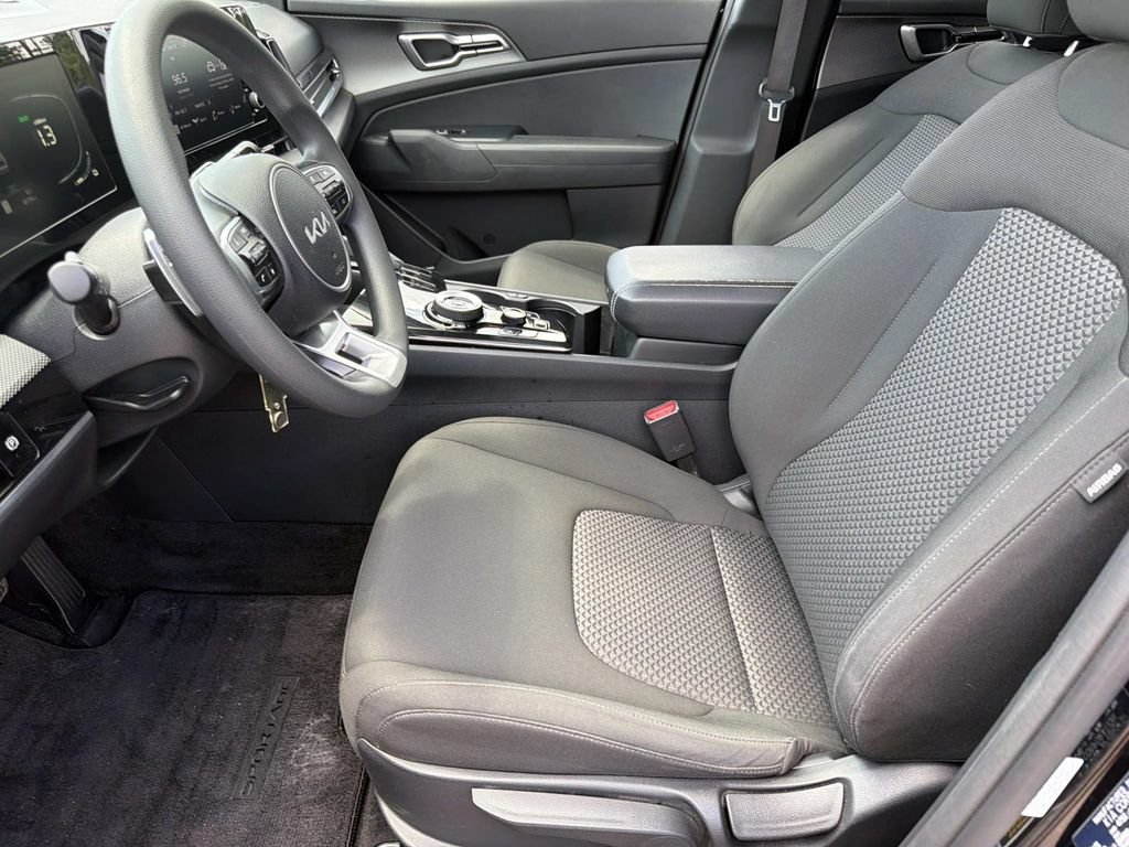 Used 2025 Kia Sportage LX FWD image 9