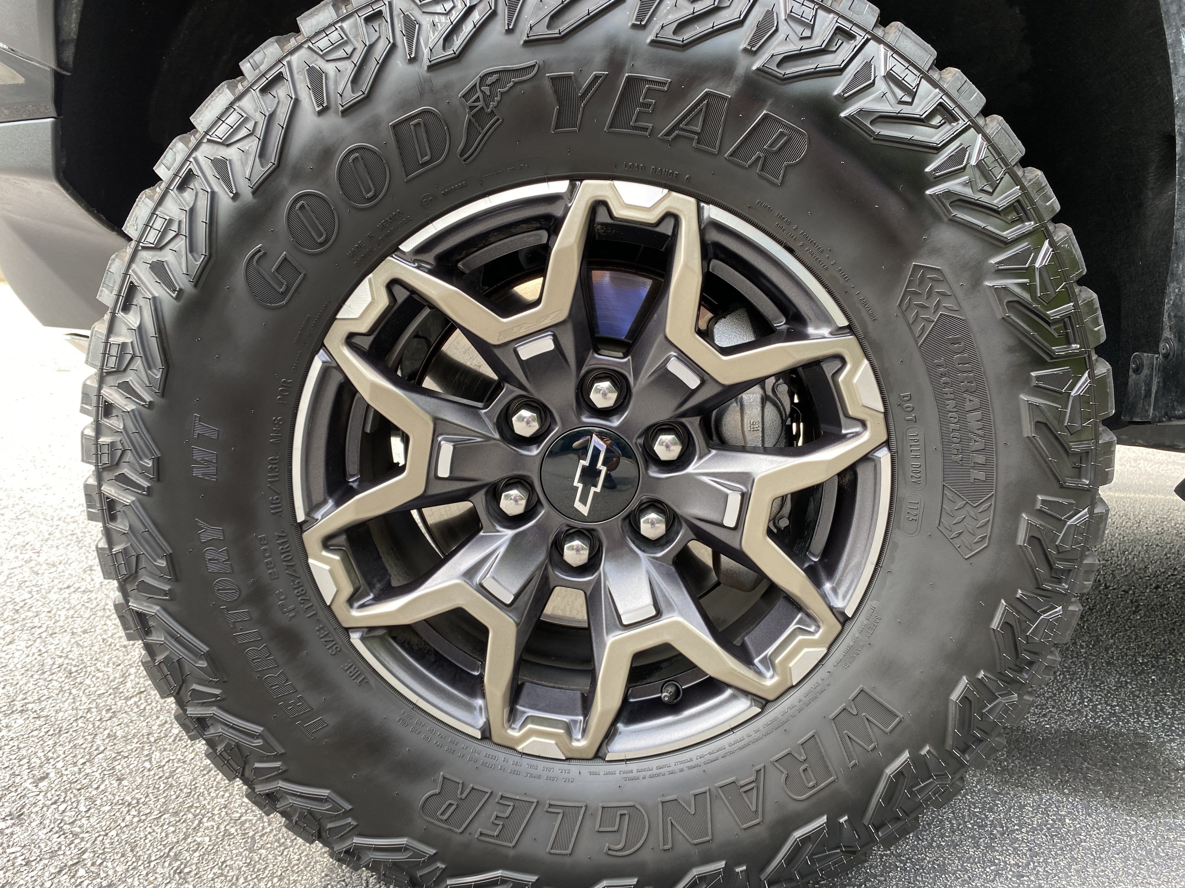Used 2025 Chevrolet Colorado ZR2 w/ Technology Package AWD/4WD image 45
