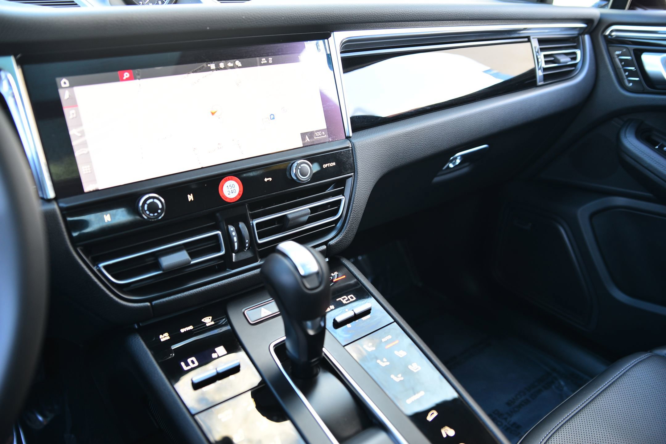 Certified 2025 Porsche Macan image 19