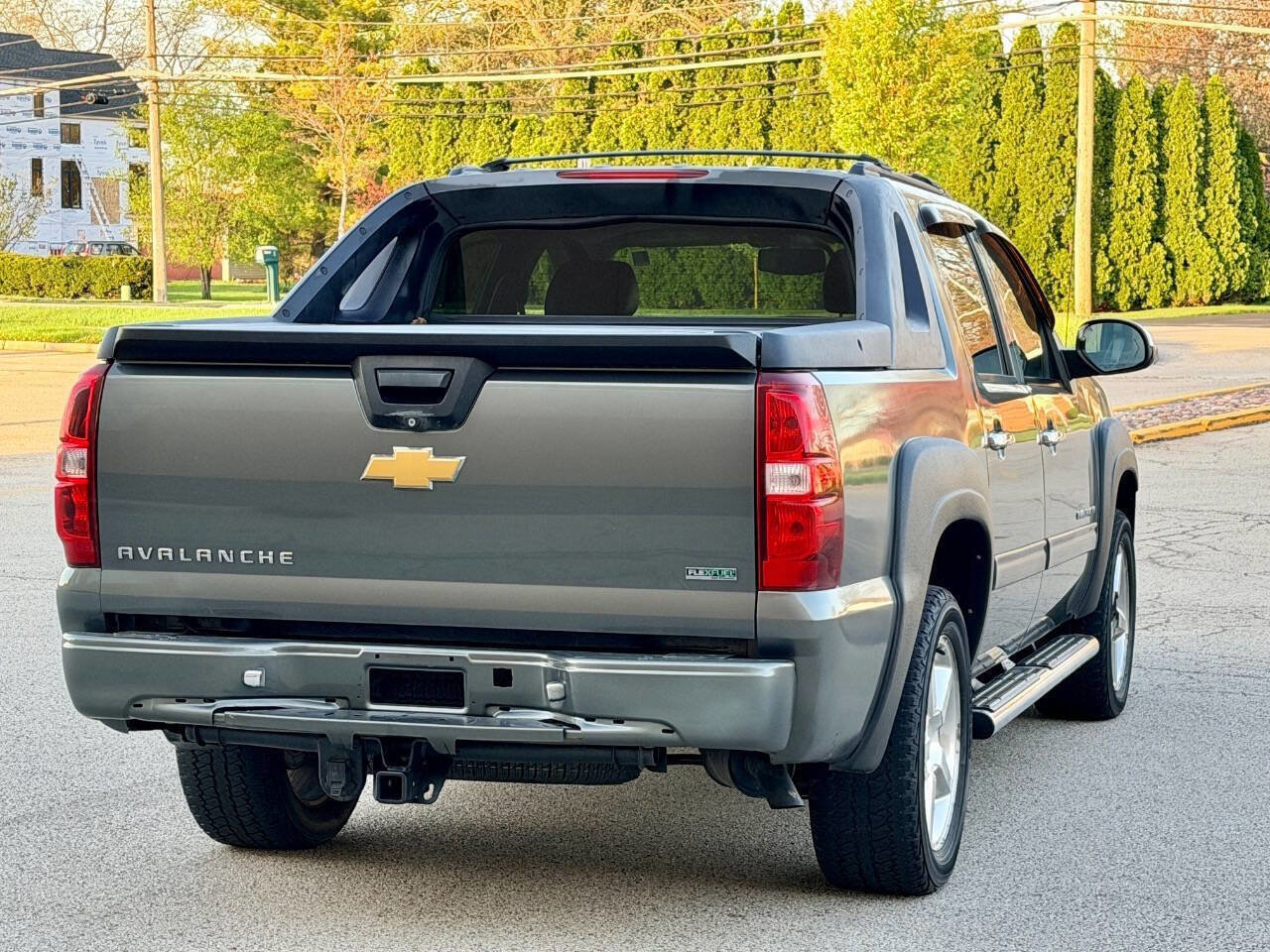 Used 2011 Chevrolet Avalanche LS w/ Regional Value Package AWD/4WD image 4