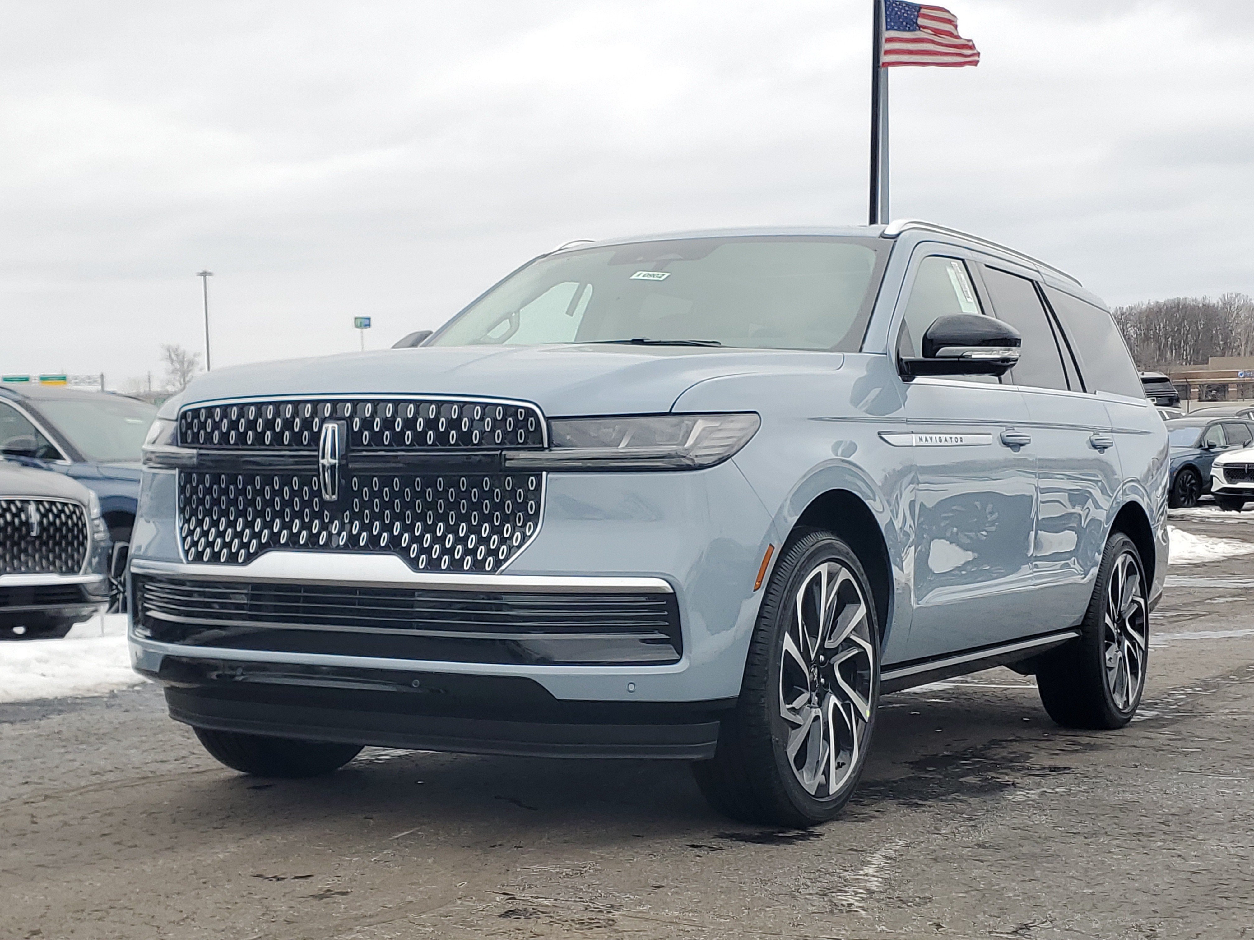 New 2026 Lincoln Navigator Reserve AWD/4WD image 2