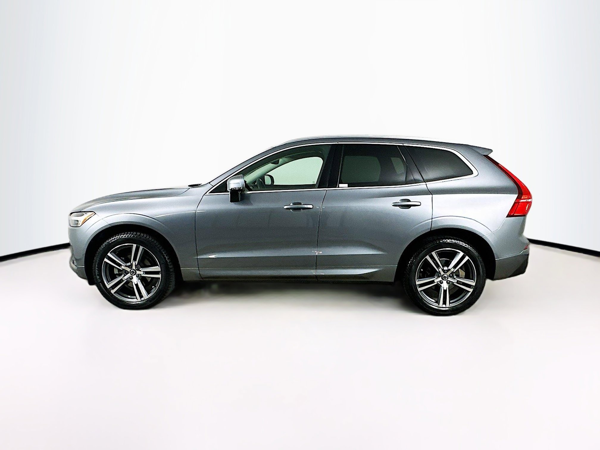 Used 2021 Volvo XC60 T5 Momentum w/ Protection Package Premier FWD image 4