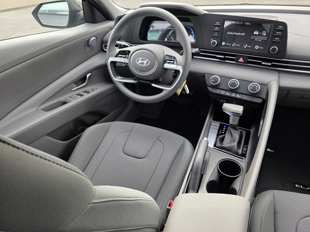 Used 2026 Hyundai Elantra SE FWD image 23