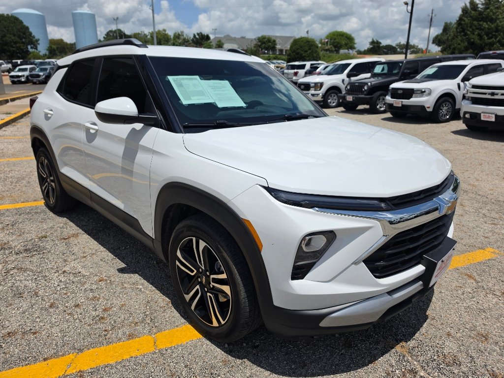 Used 2024 Chevrolet TrailBlazer LT w/ Driver Confidence Package FWD image 3