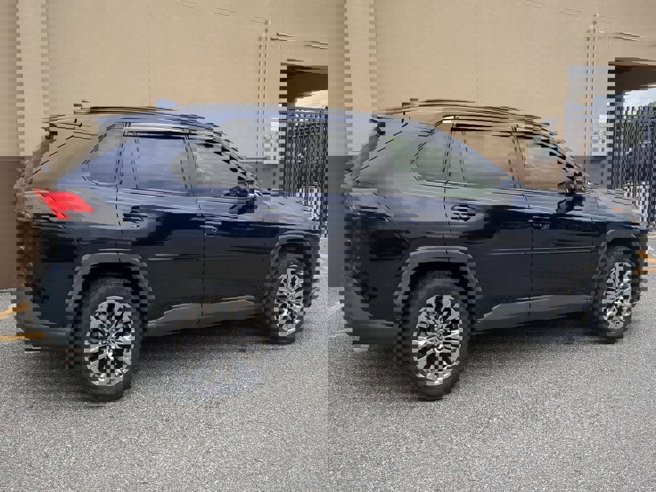 Used 2020 Toyota RAV4 XLE Premium image 4