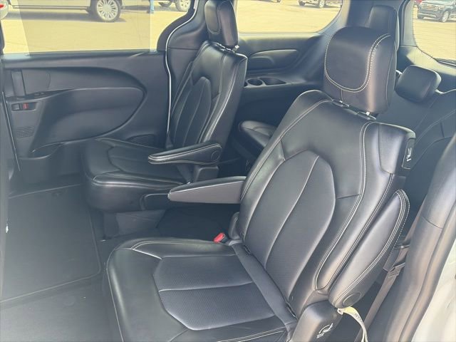 Used 2025 Chrysler Pacifica Select image 11