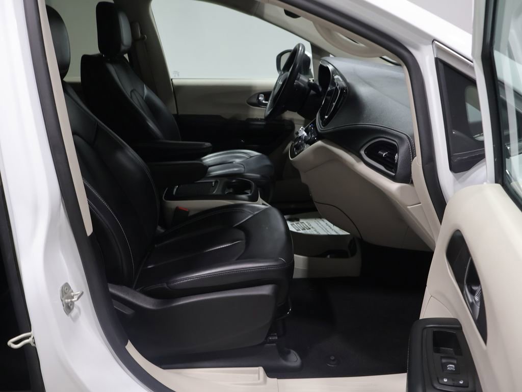 Used 2023 Chrysler Pacifica Touring-L image 4