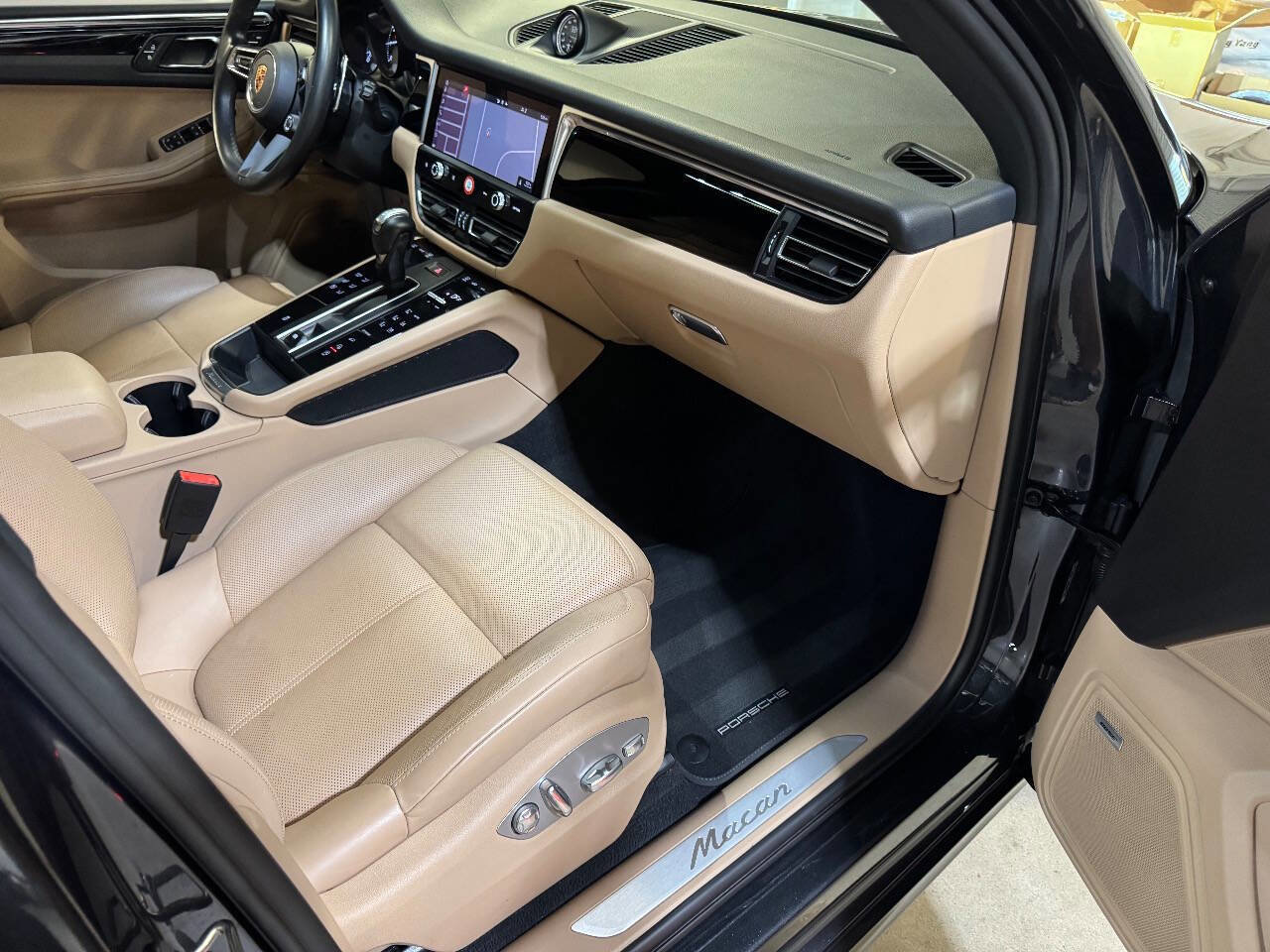 Used 2024 Porsche Macan w/ Premium Plus Package image 26