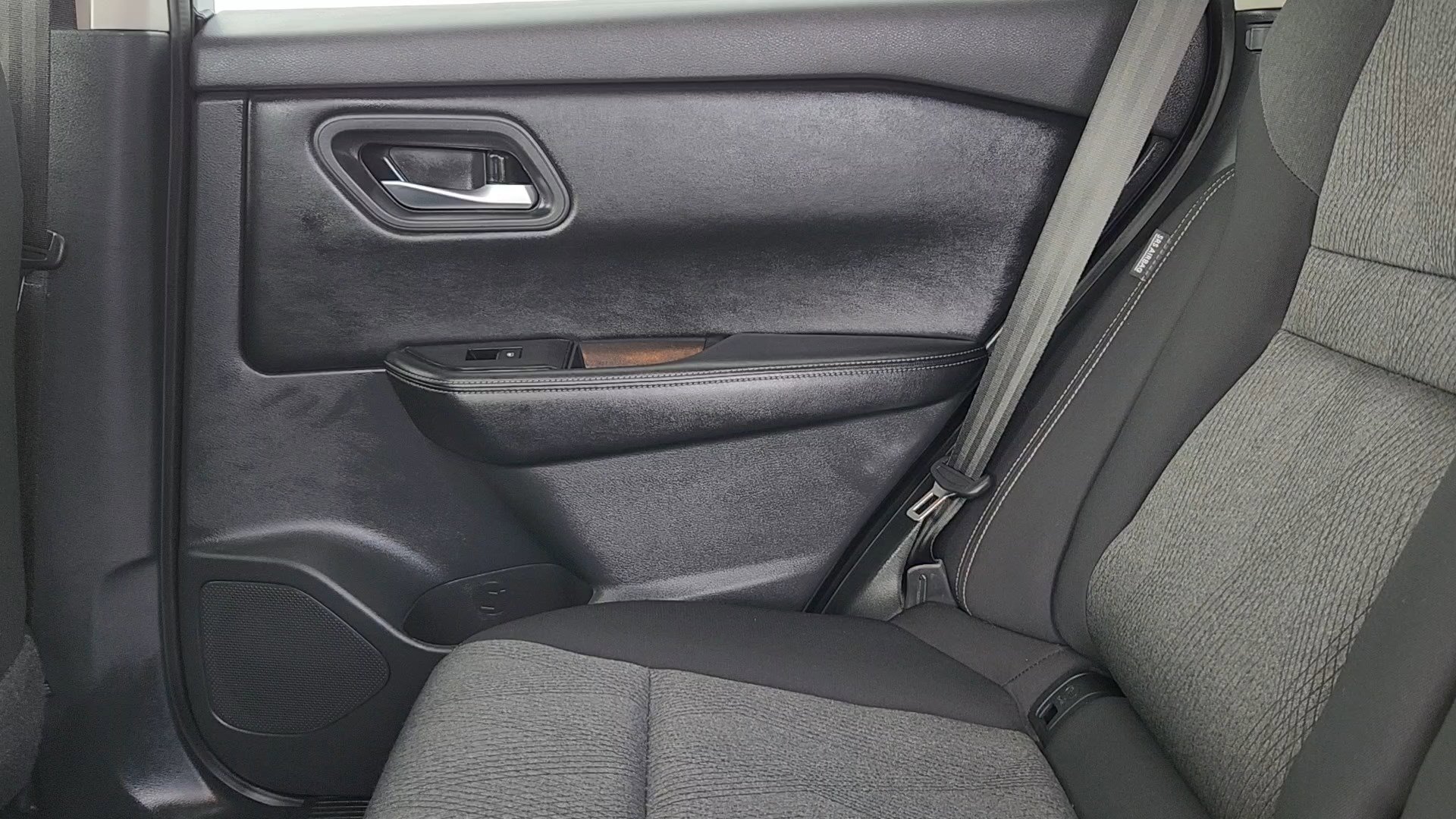 Used 2025 Nissan Rogue SV image 16