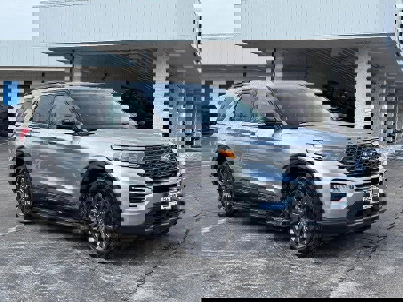 Used 2024 Ford Explorer XLT w/ Equipment Group 202A image 2