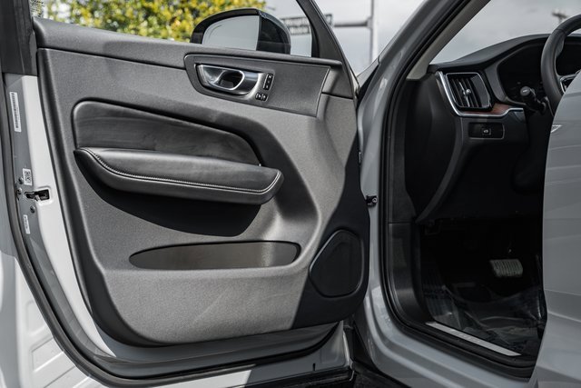 Used 2024 Volvo XC60 B5 Plus image 36