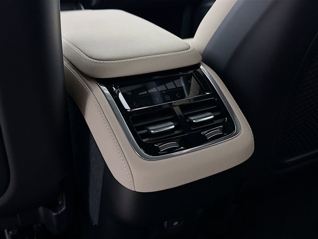 New 2026 Volvo XC90 B6 Core w/ Protection Package image 25
