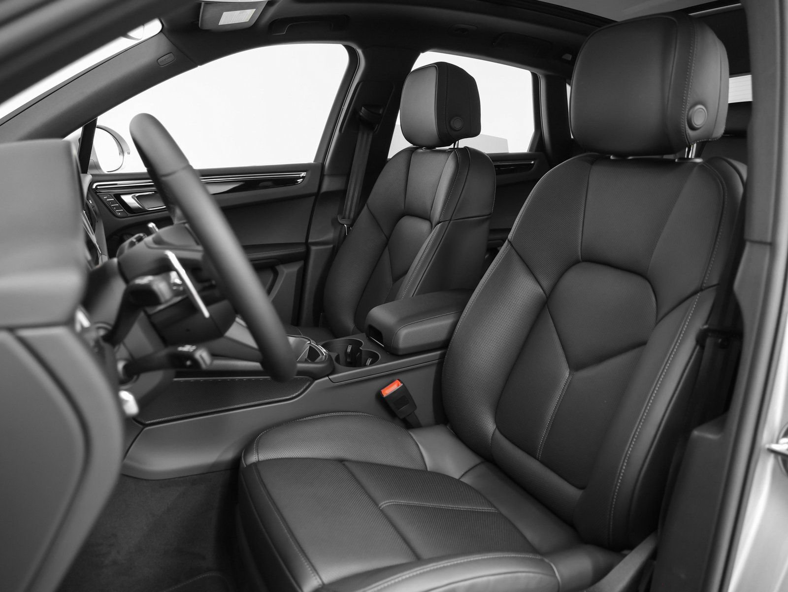 Certified 2025 Porsche Macan image 38