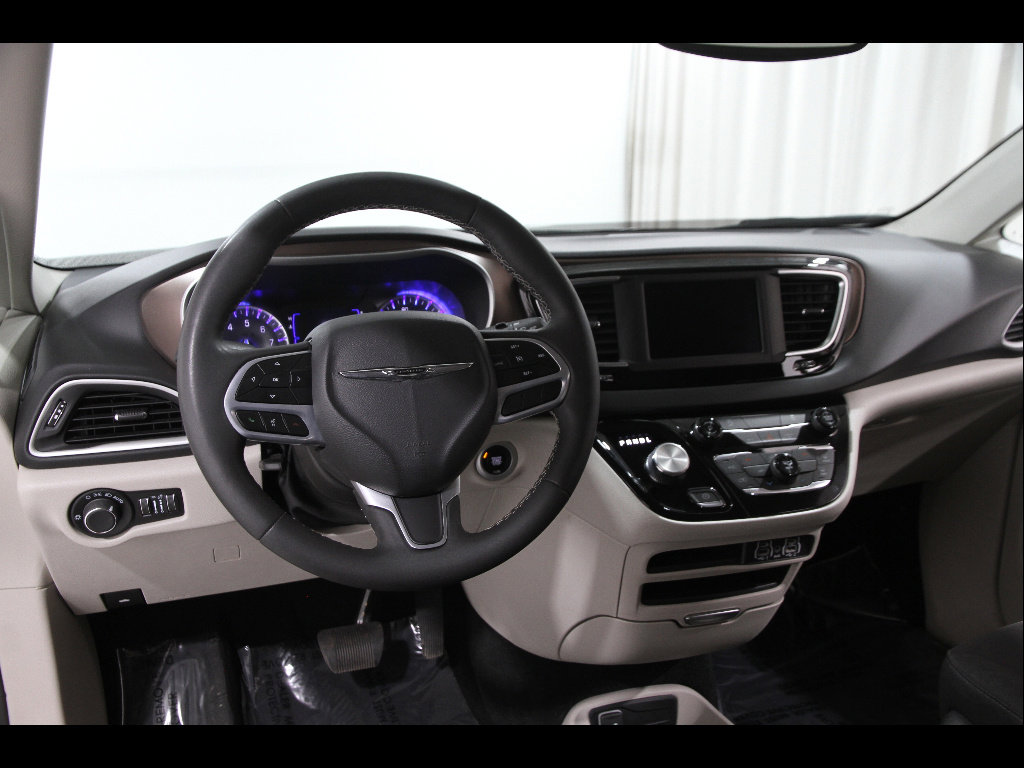 Used 2023 Chrysler Voyager LX FWD image 6