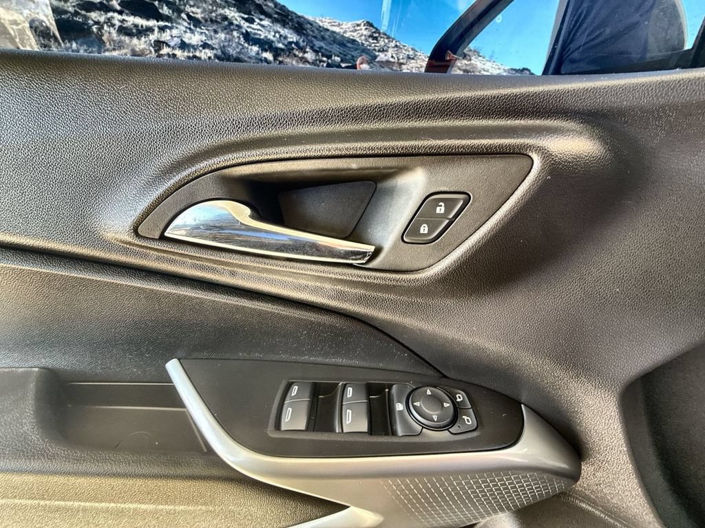 Used 2025 Chevrolet Trax RS w/ Sunroof Package FWD image 13
