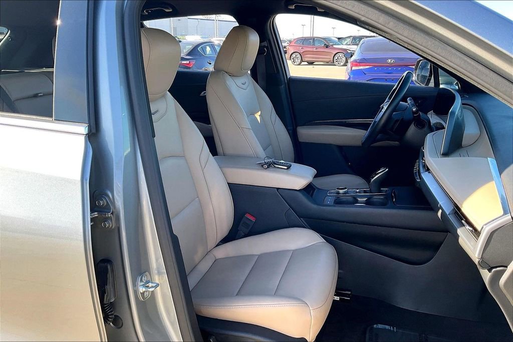 Used 2025 Cadillac XT4 Premium Luxury image 11