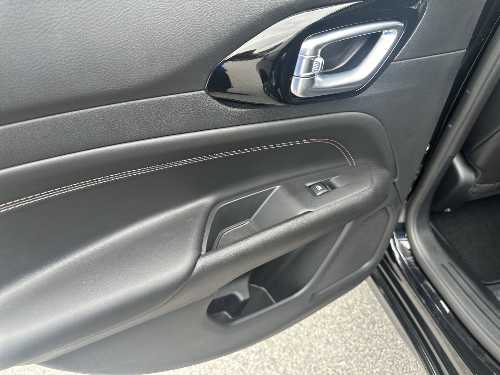 Used 2023 Jeep Compass Limited image 16