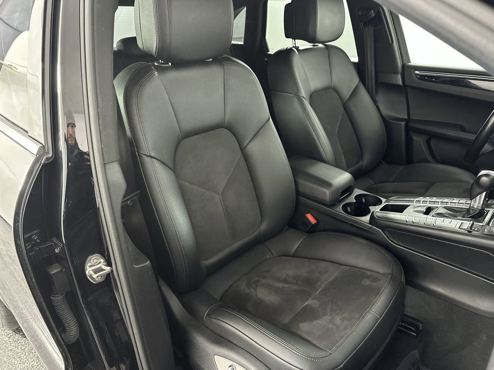 Used 2020 Porsche Macan AWD/4WD image 31