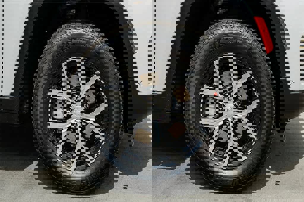 New 2025 Jeep Grand Cherokee Limited w/ Luxury Tech Group II image 9