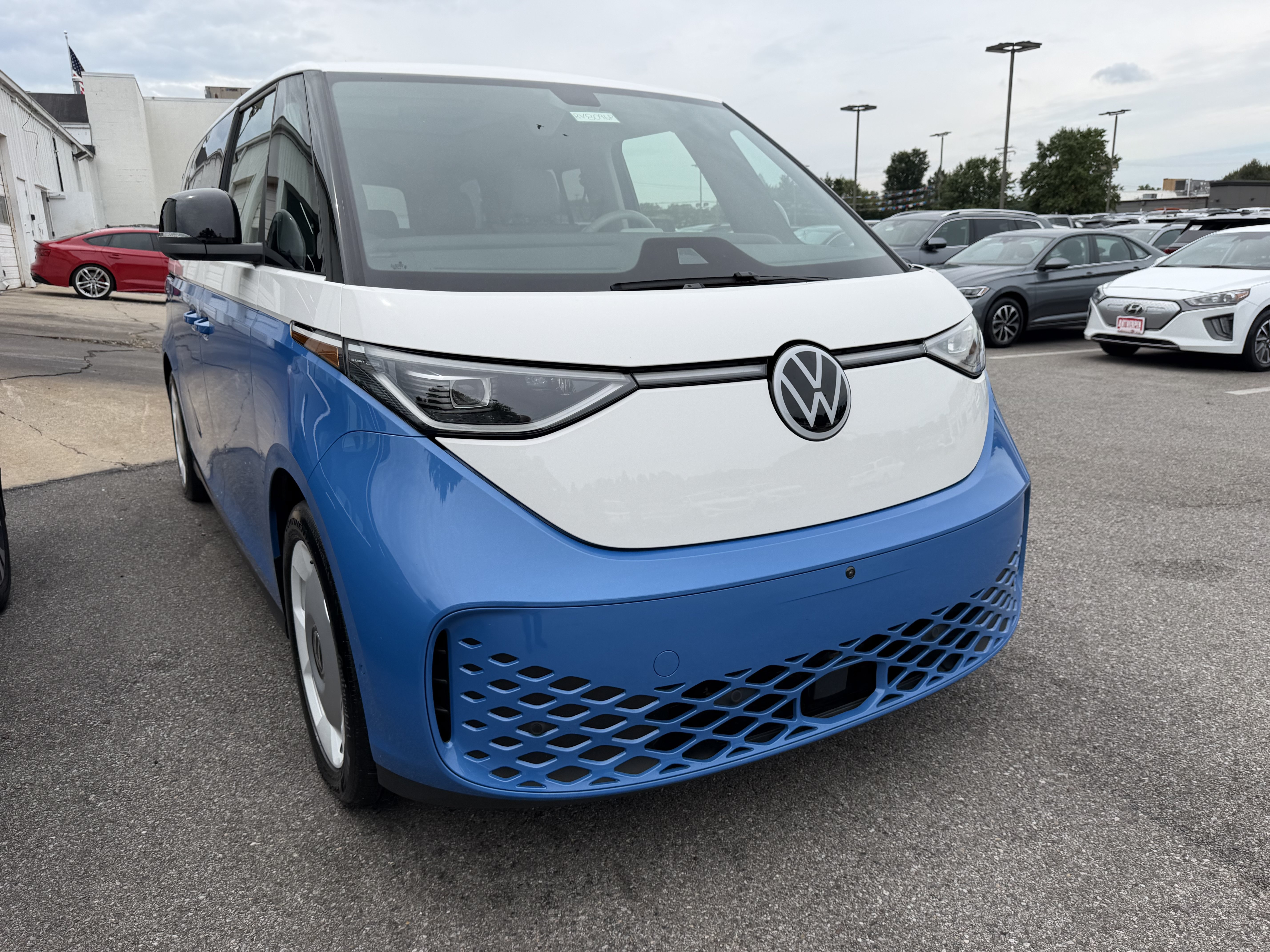 Used 2025 Volkswagen ID. Buzz 1st Edition RWD image 12