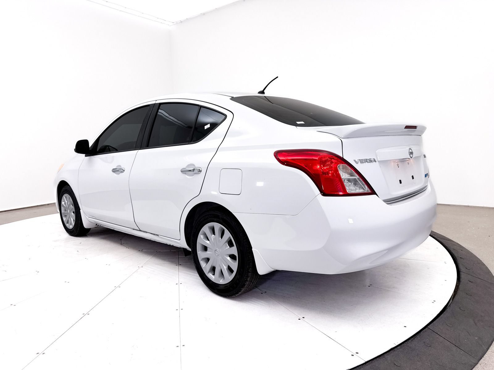 Used 2014 Nissan Versa SV FWD image 9