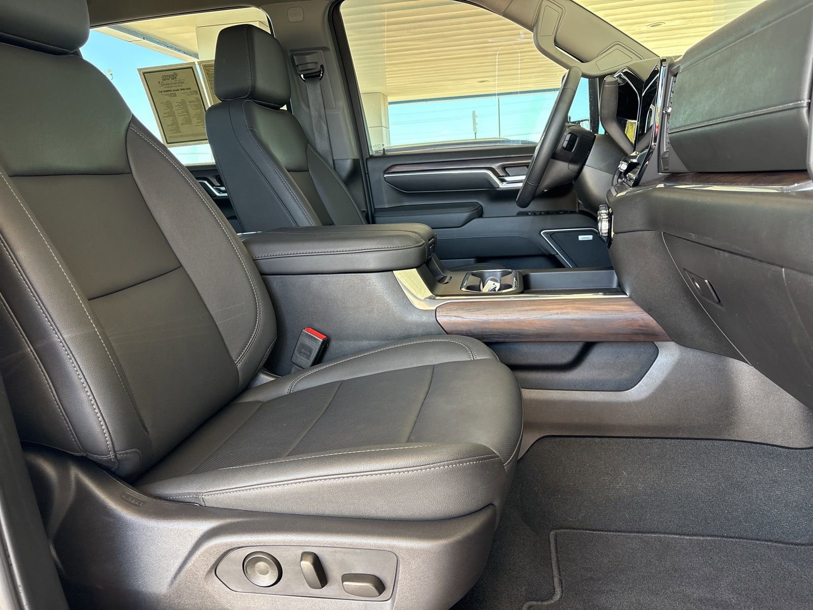 Used 2024 GMC Sierra 2500 SLT w/ SLT Premium Package image 18