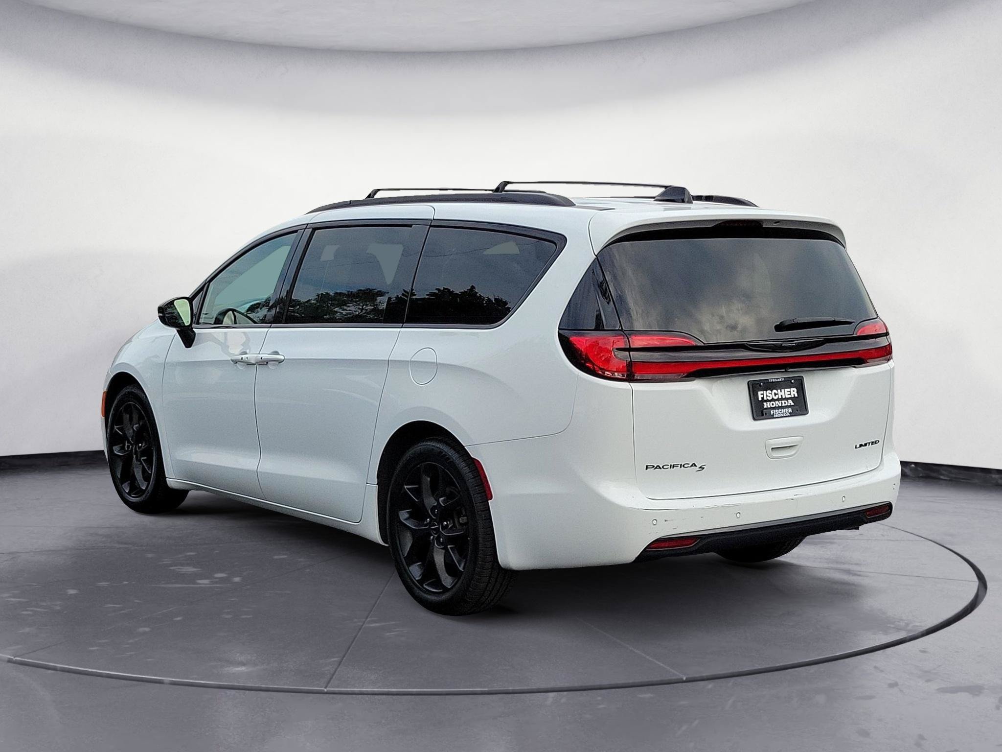Used 2025 Chrysler Pacifica Limited FWD image 4