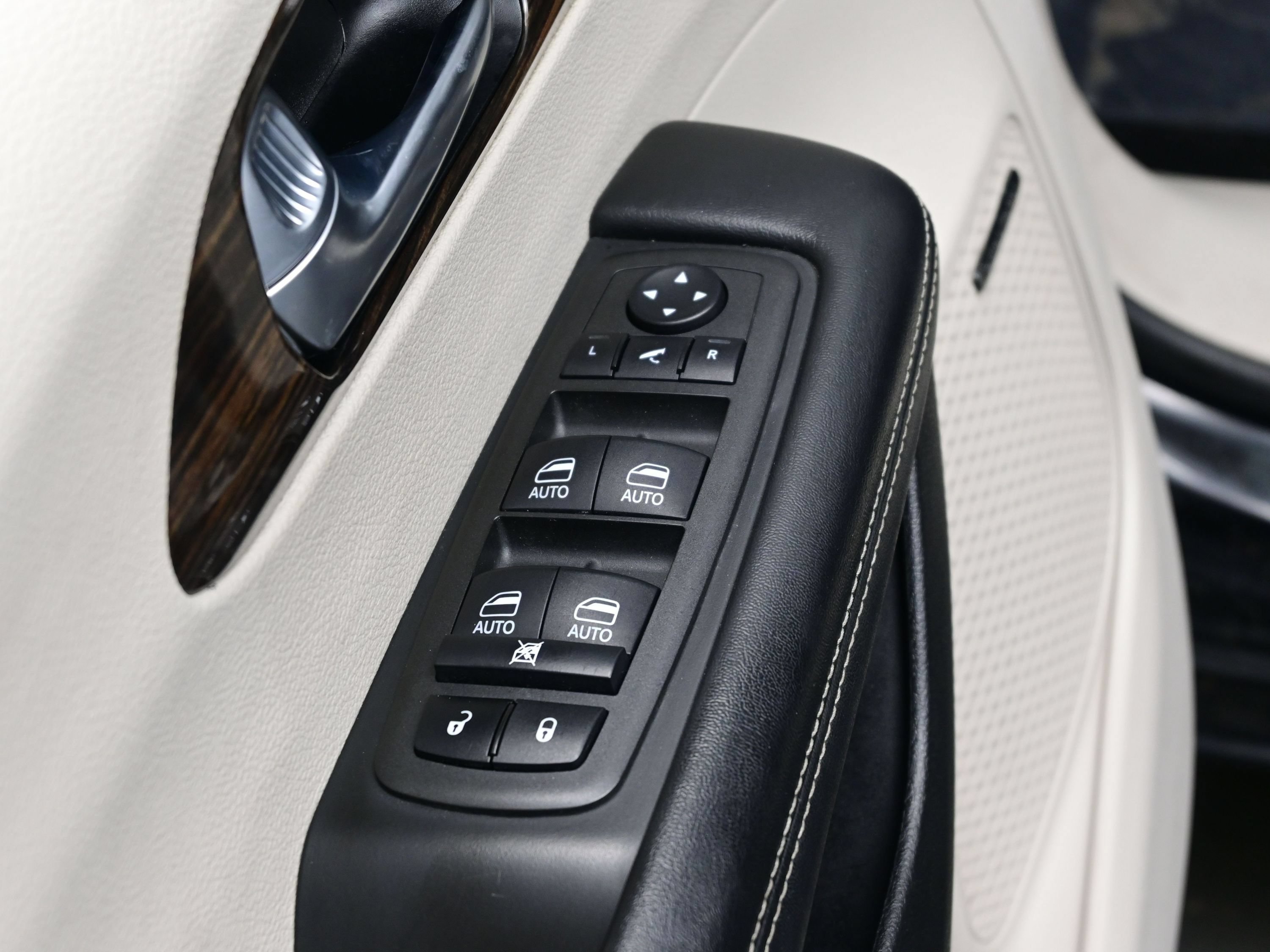 Used 2022 Chrysler Pacifica Limited FWD image 13