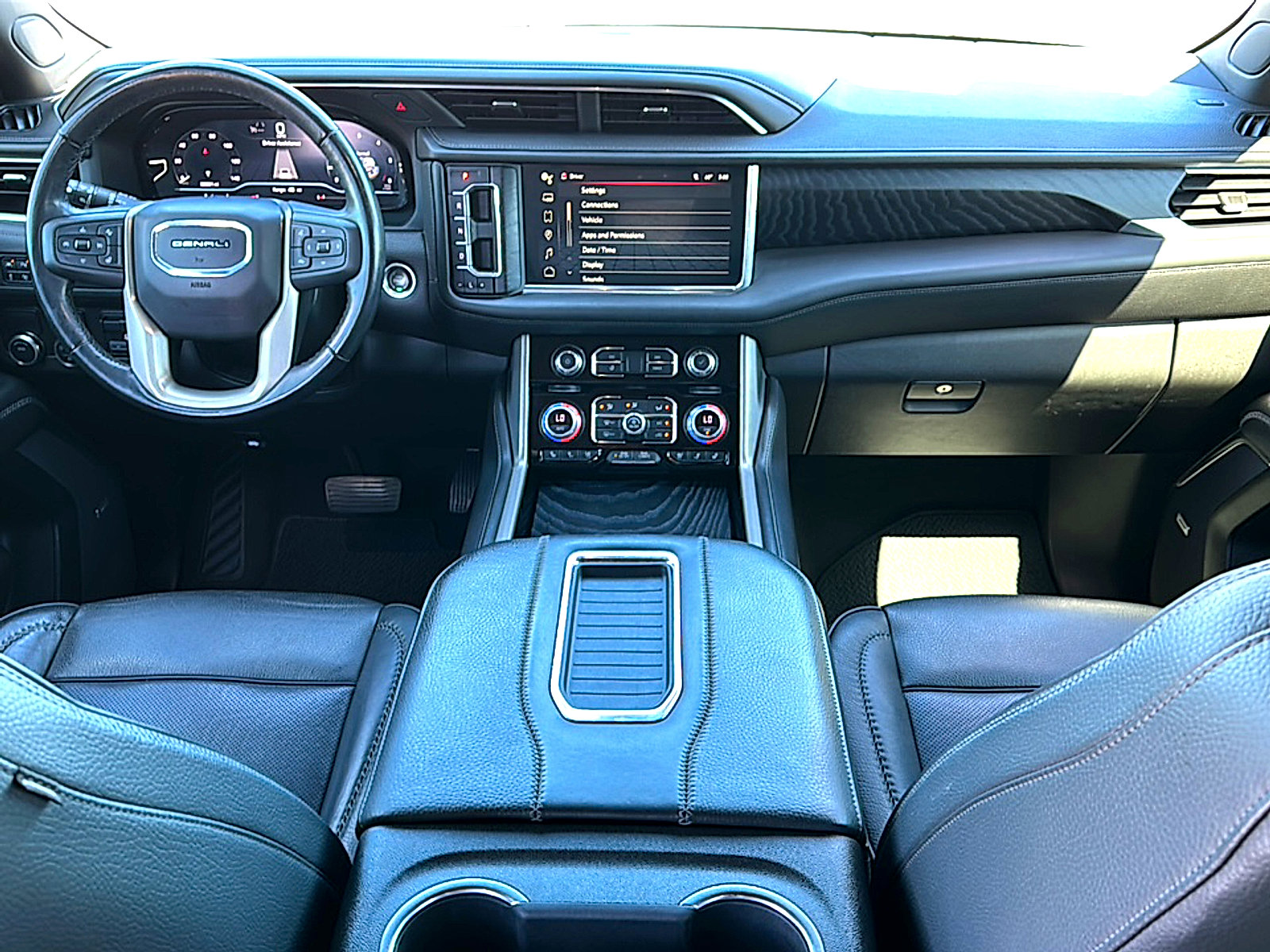 Used 2022 GMC Yukon Denali w/ Denali Premium Package image 22