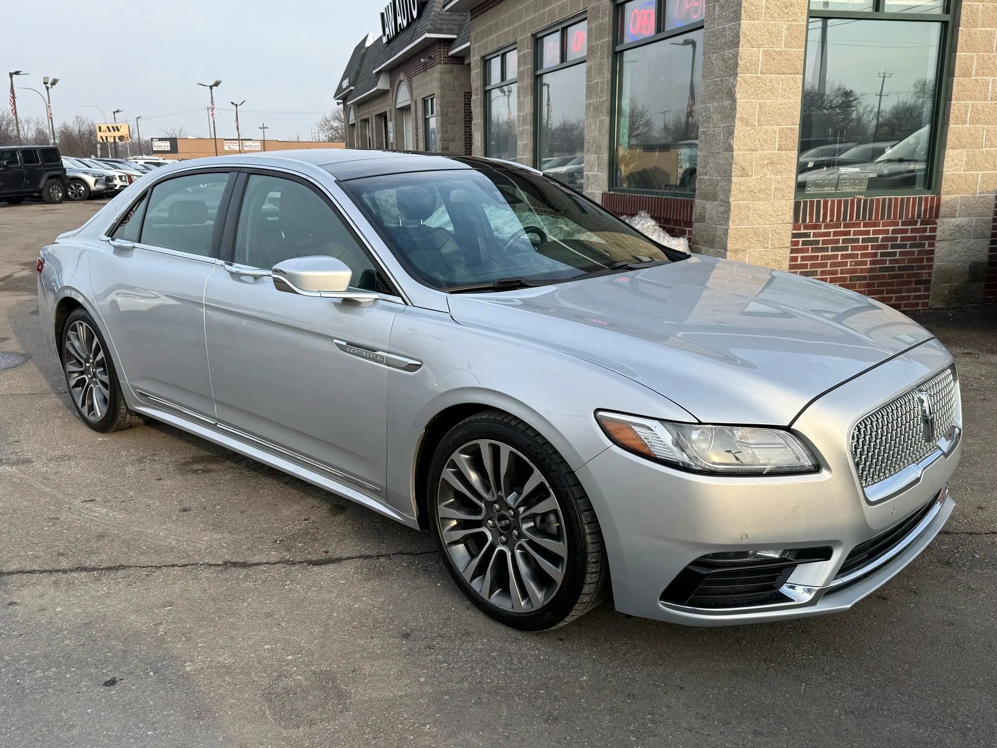 Used 2017 Lincoln Continental Select w/ Climate Package image 3