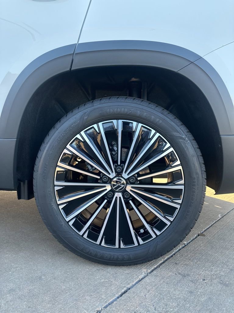 New 2026 Volkswagen Taos SE FWD image 8