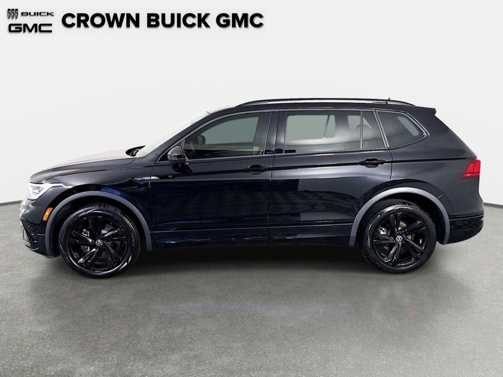 Used 2024 Volkswagen Tiguan SE R-Line FWD image 9