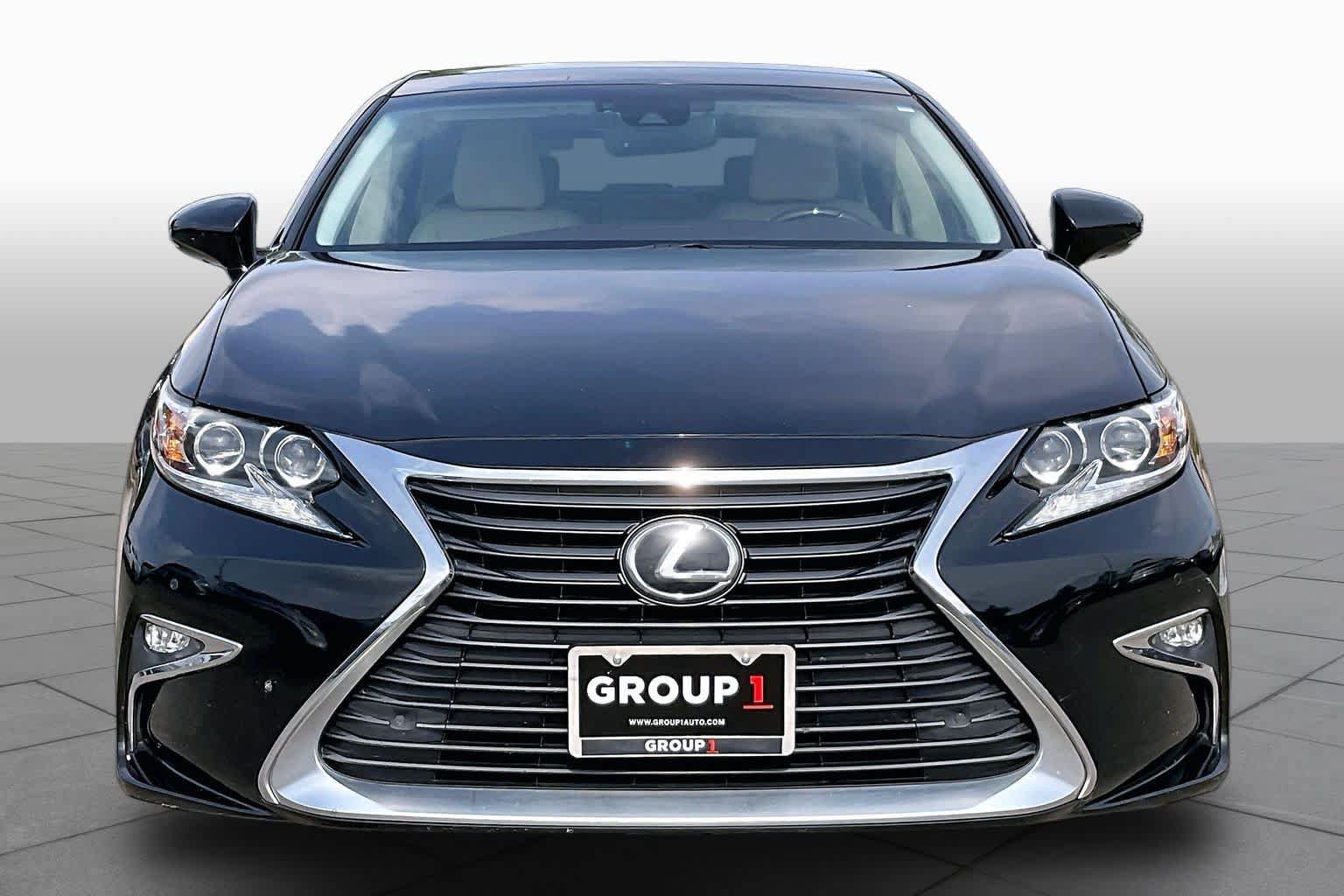 Used 2016 Lexus ES 350 w/ Ultra Luxury Package FWD image 4
