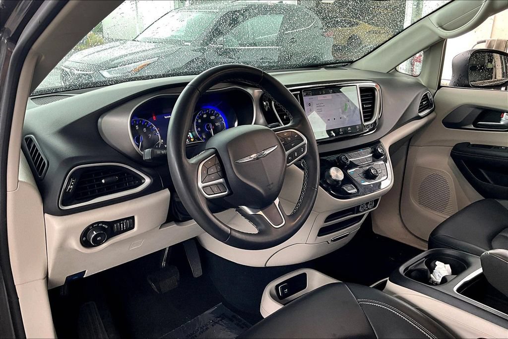 Used 2023 Chrysler Pacifica Touring-L FWD image 15
