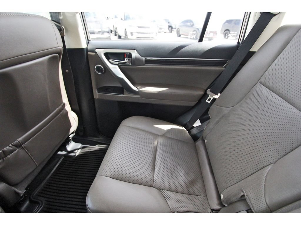 Used 2022 Lexus GX 460 Luxury w/ Off Road Package AWD/4WD image 19