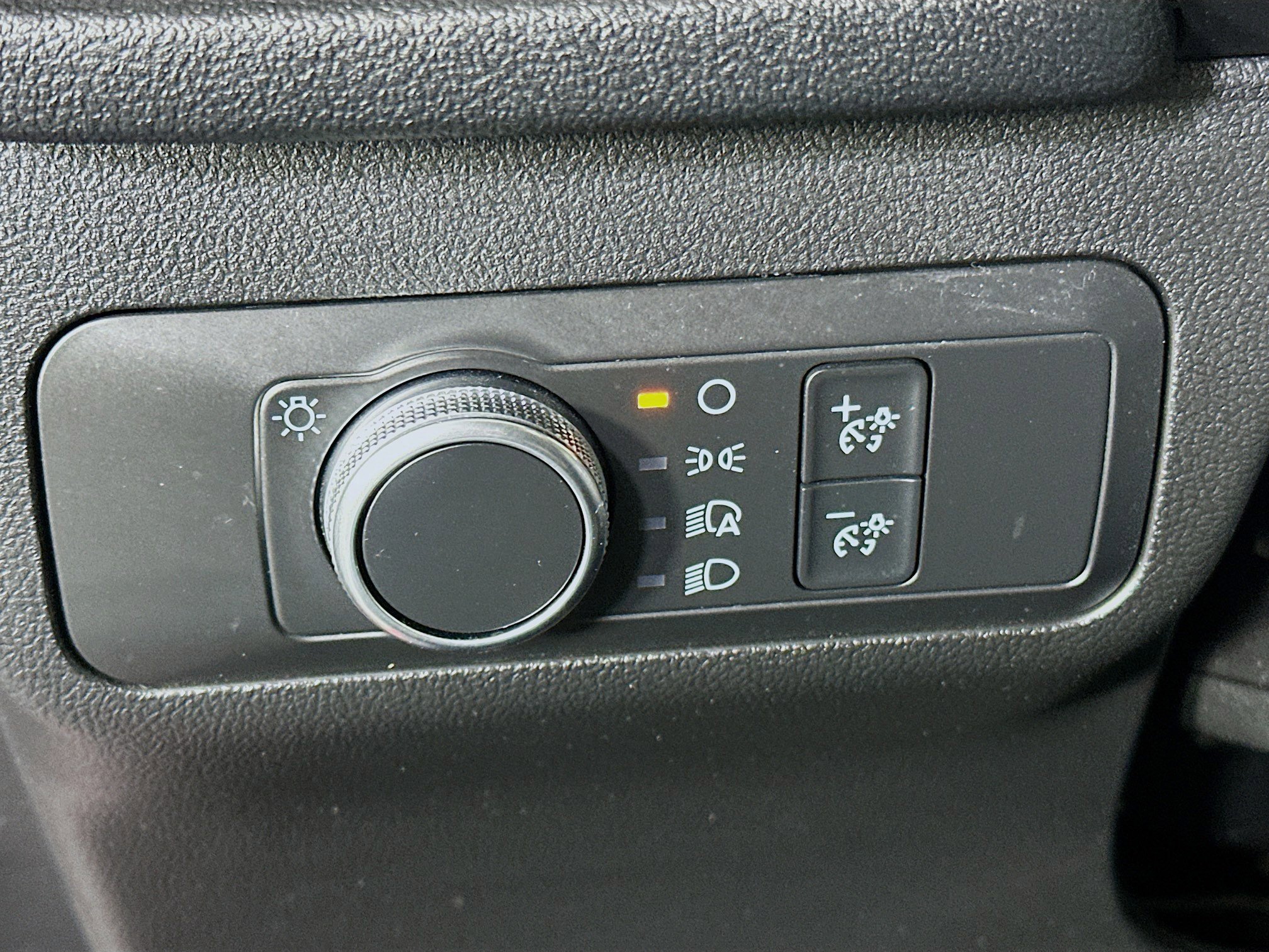 Used 2020 Ford Escape SE image 17