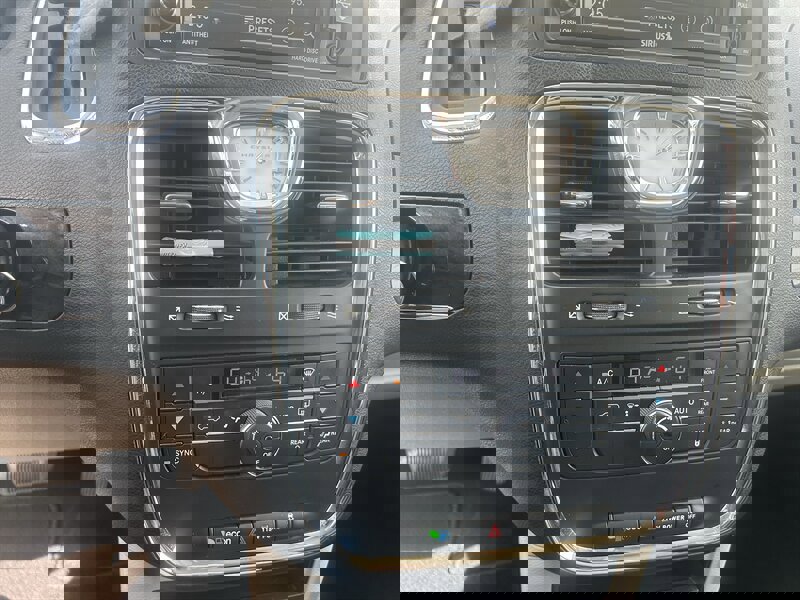 Used 2016 Chrysler Town & Country Touring image 12