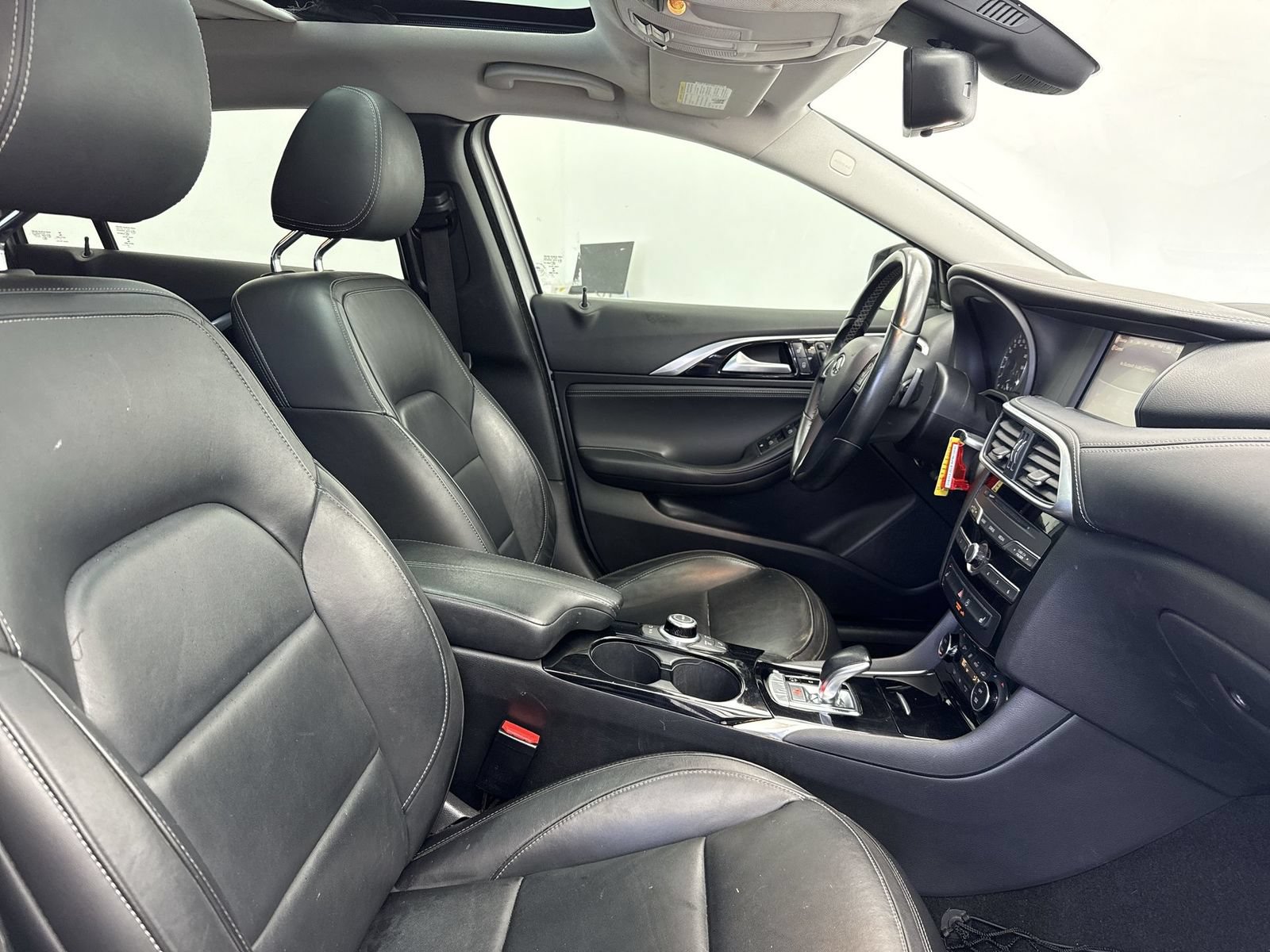 Used 2018 INFINITI QX30 Premium w/ Cargo Package AWD/4WD image 34