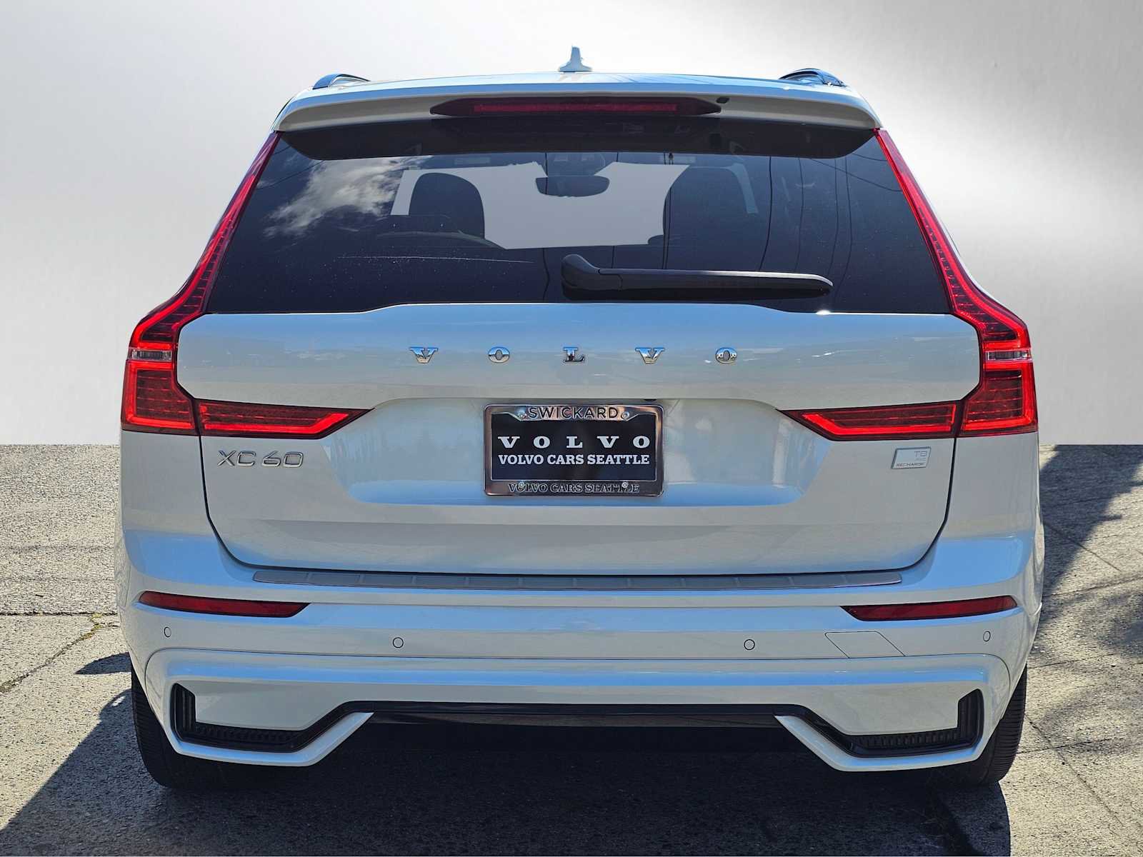 Used 2023 Volvo XC60 T8 Ultimate w/ Climate Package AWD/4WD image 4