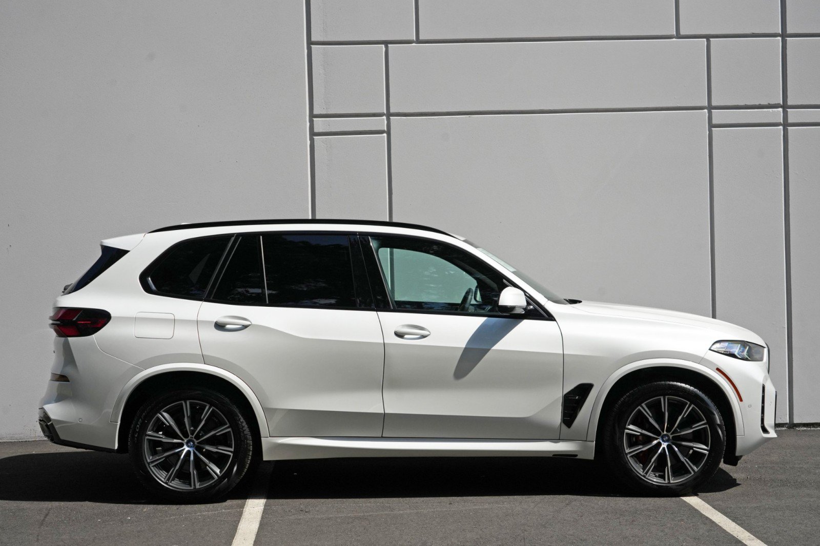 Used 2024 BMW X5 xDrive50e w/ M Sport Package AWD/4WD image 57