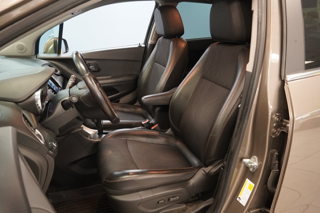 Used 2020 Chevrolet Trax LT w/ Driver Confidence Package FWD image 3