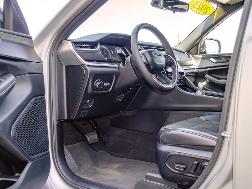 Used 2023 Jeep Grand Cherokee L Laredo image 30