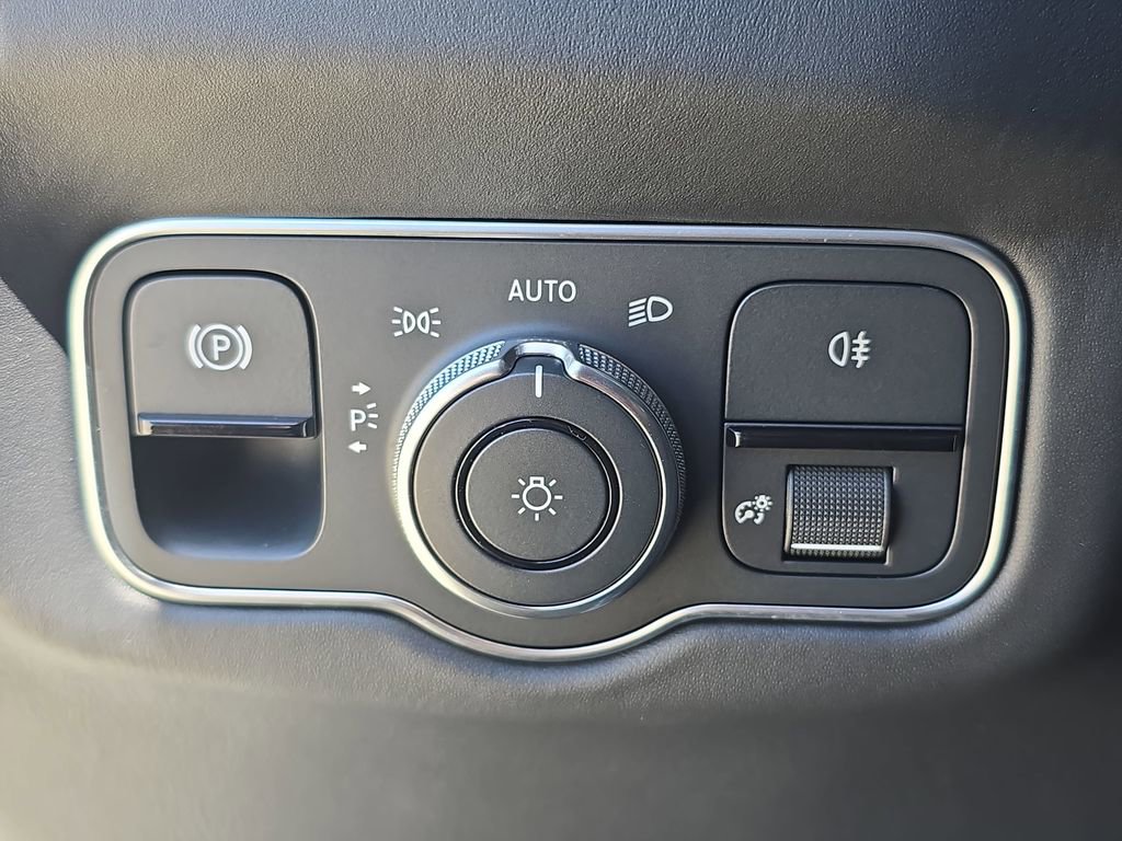 Used 2023 Aston Martin V8 Vantage Coupe image 25