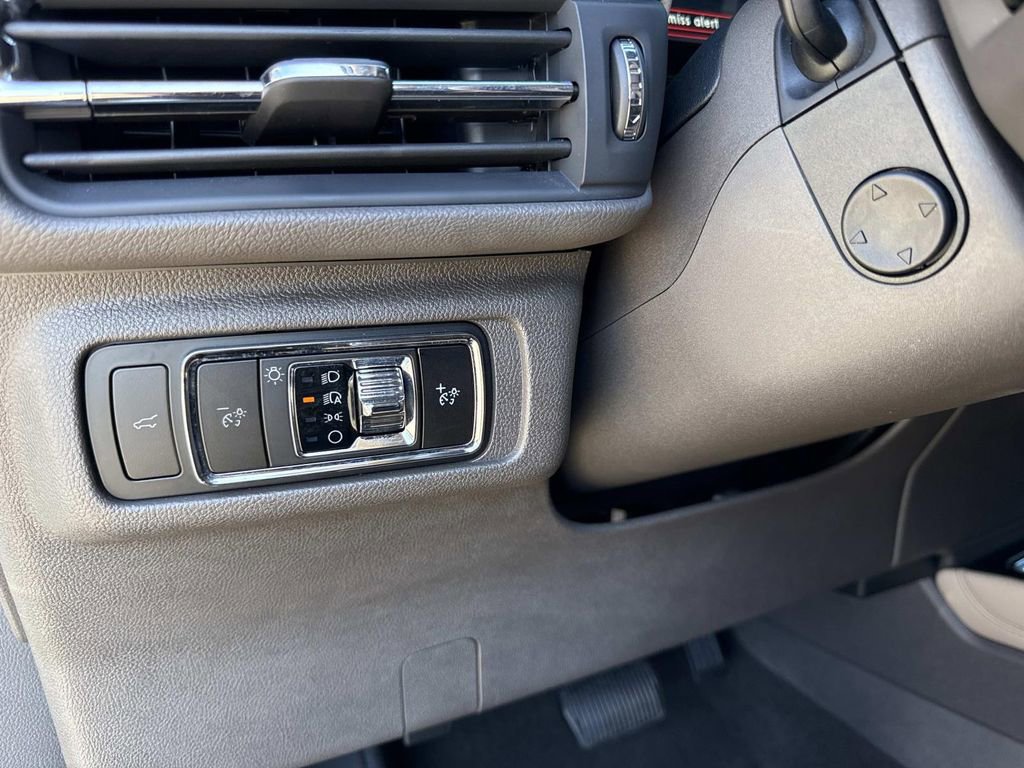 Used 2023 Lincoln Corsair Reserve w/ Equipment Group 202A image 32