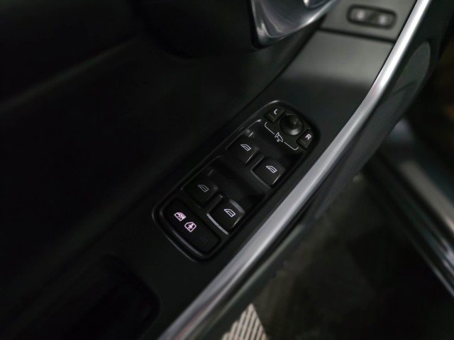 Used 2018 Volvo V60 T6 R-Design Platinum image 31